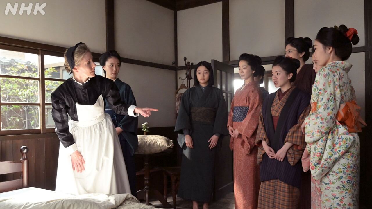 5/4(月)の「風、薫る」看護指導の教師・バーンズ(エマ・ハワード)の授業が始まるが、内容は想定外のことばかり！ りん(見上愛)が質問すると……