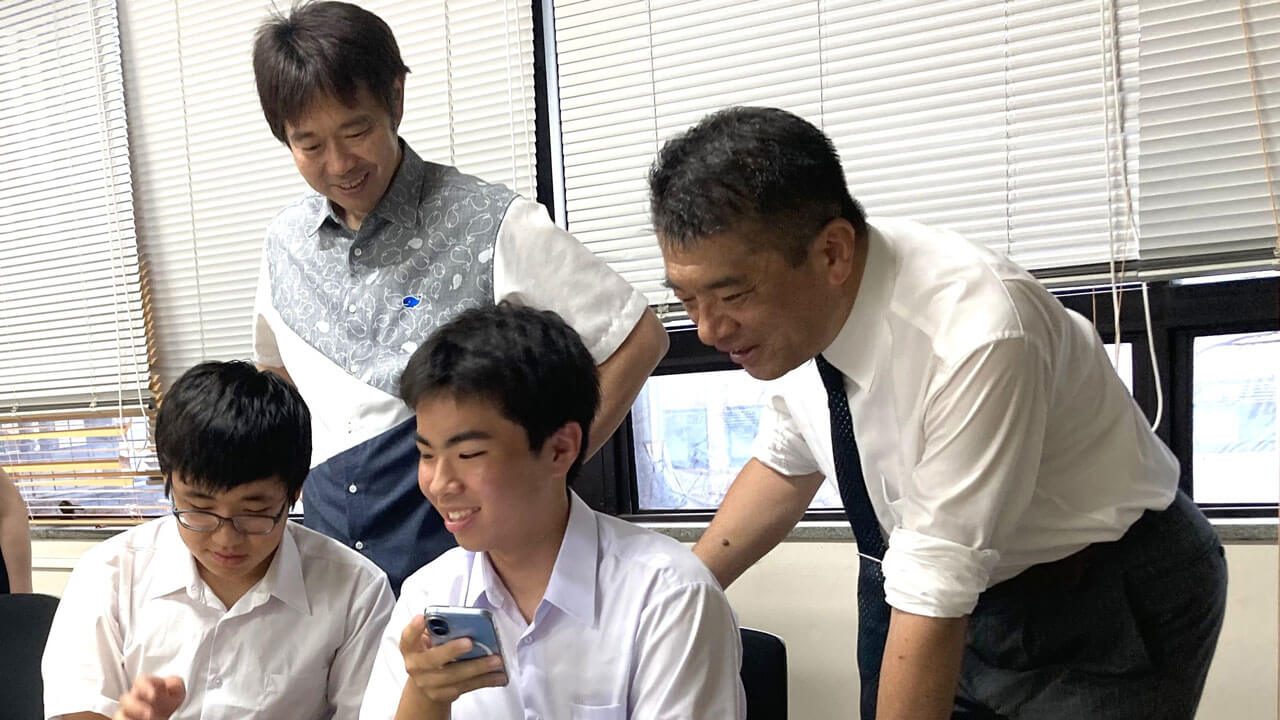 中学生はスマホで何をどれくらい見ている？　東京大学のワークショップで中学生が“情報空間の健康”について考えてみた